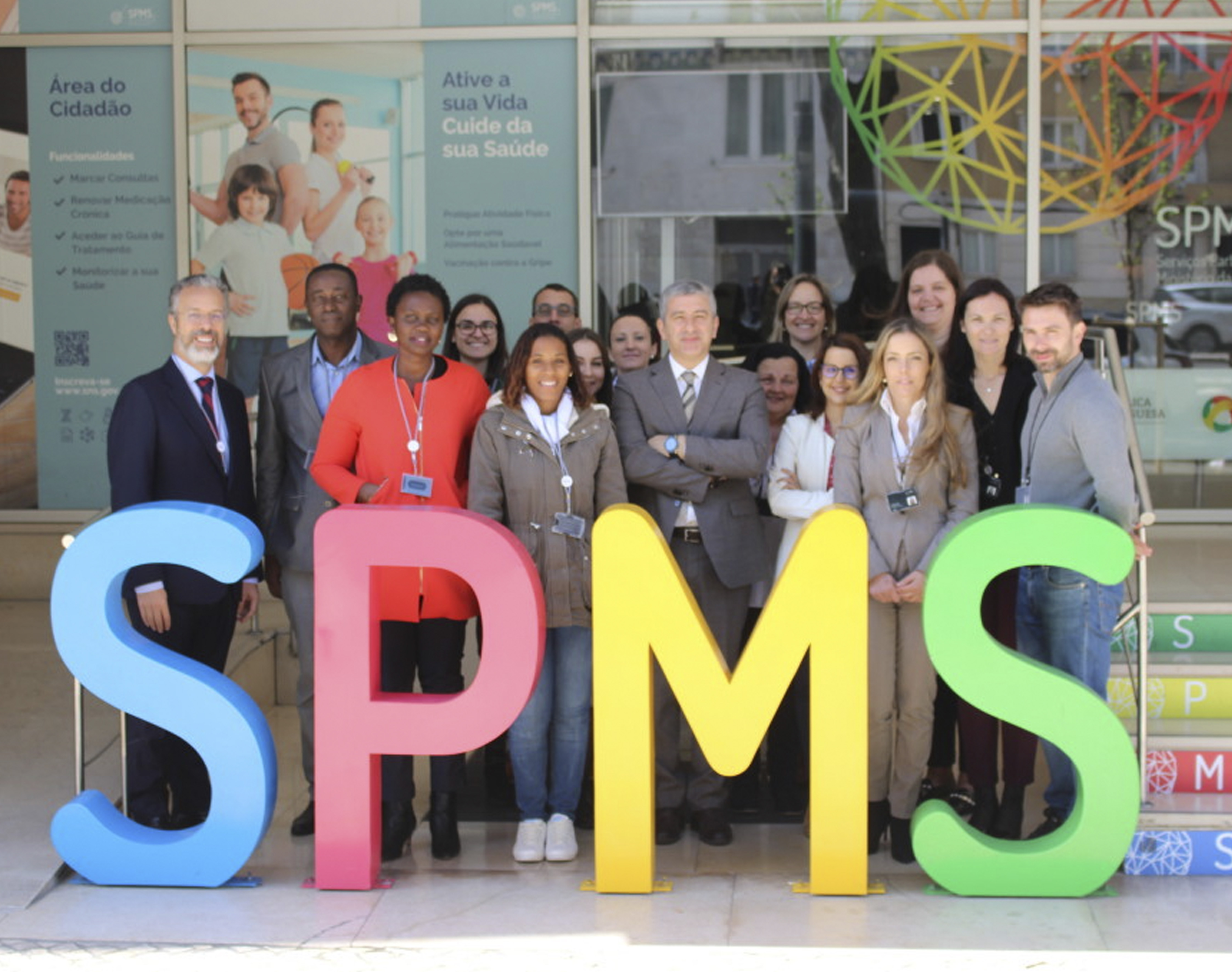 grupo na entrada do edificio da SPMS