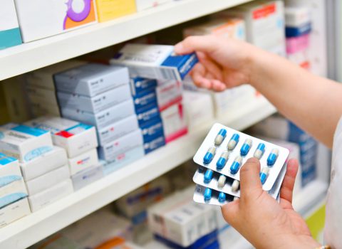 farmaceutico e medicamentos em prateleira