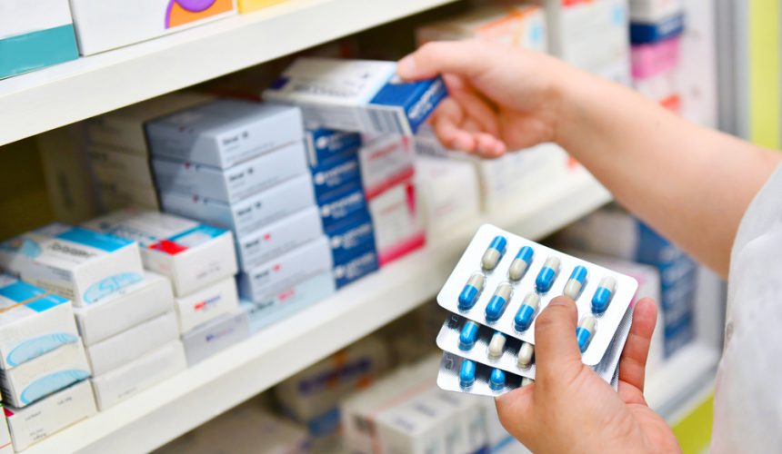 farmaceutico e medicamentos em prateleira